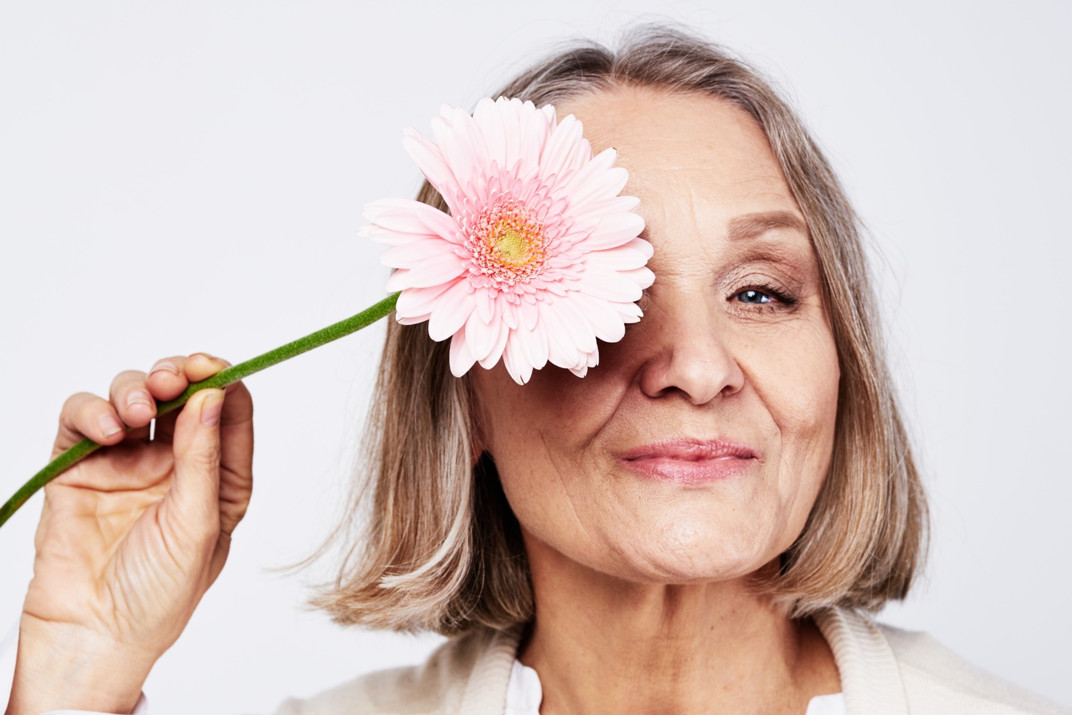 mulher terceira idade feliz na menopausa monalisatouch beneficios laser ntimo